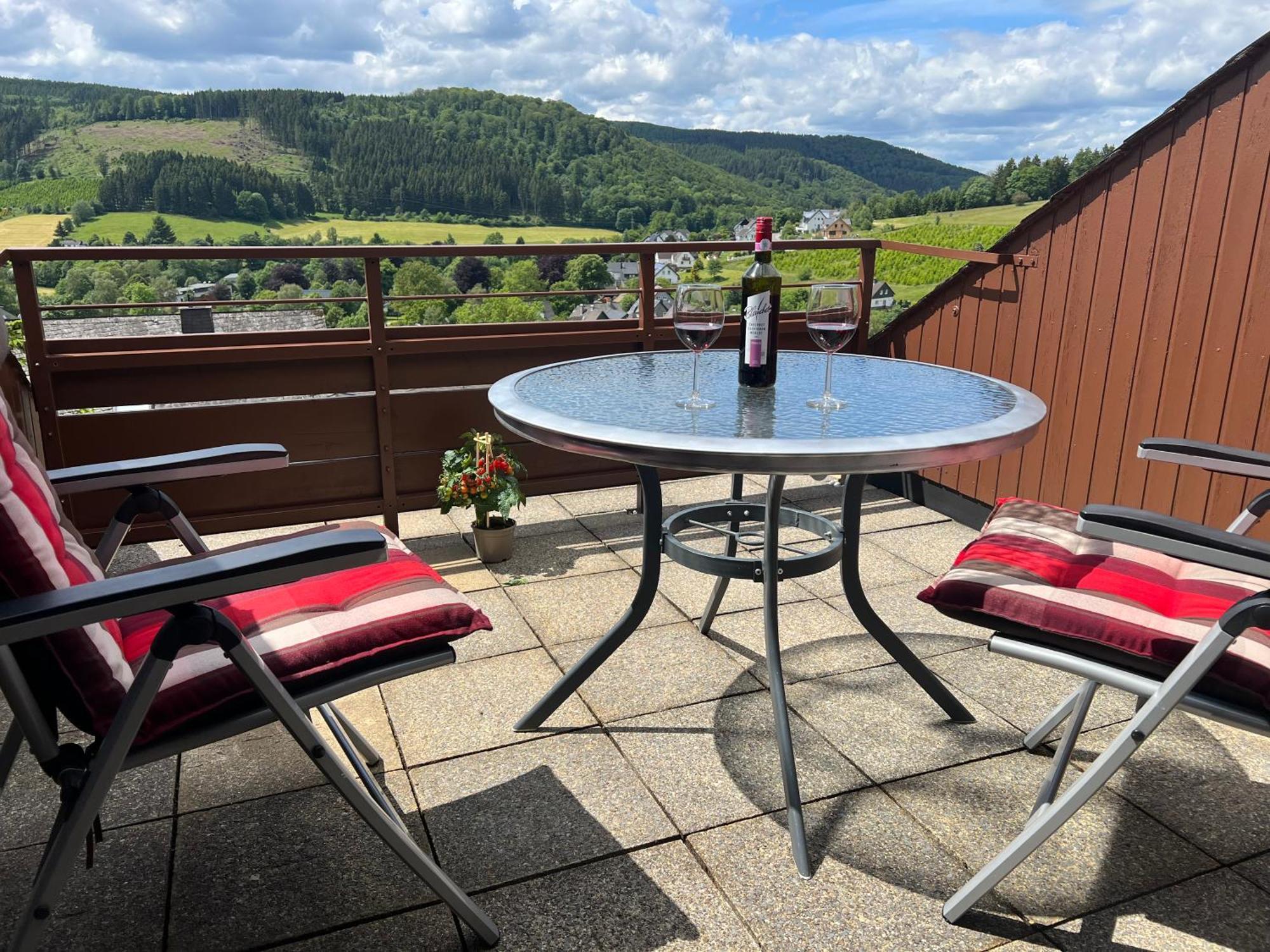 Gemuetliche 3-Zimmer-Wohnung Mit Panoramablick Und Kostenlosem Ueberdachten Parkplatz Winterberg Exterior foto